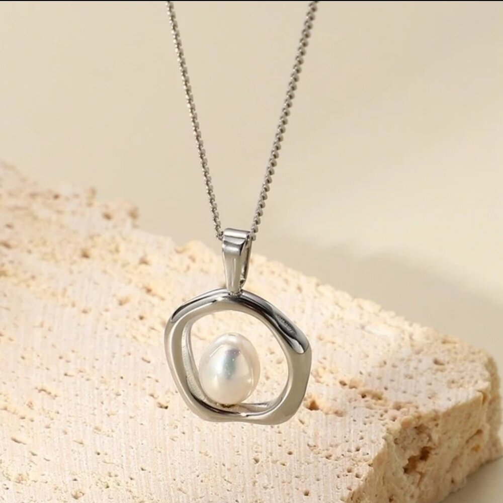 58. Stainless steel freshwater pearl necklace